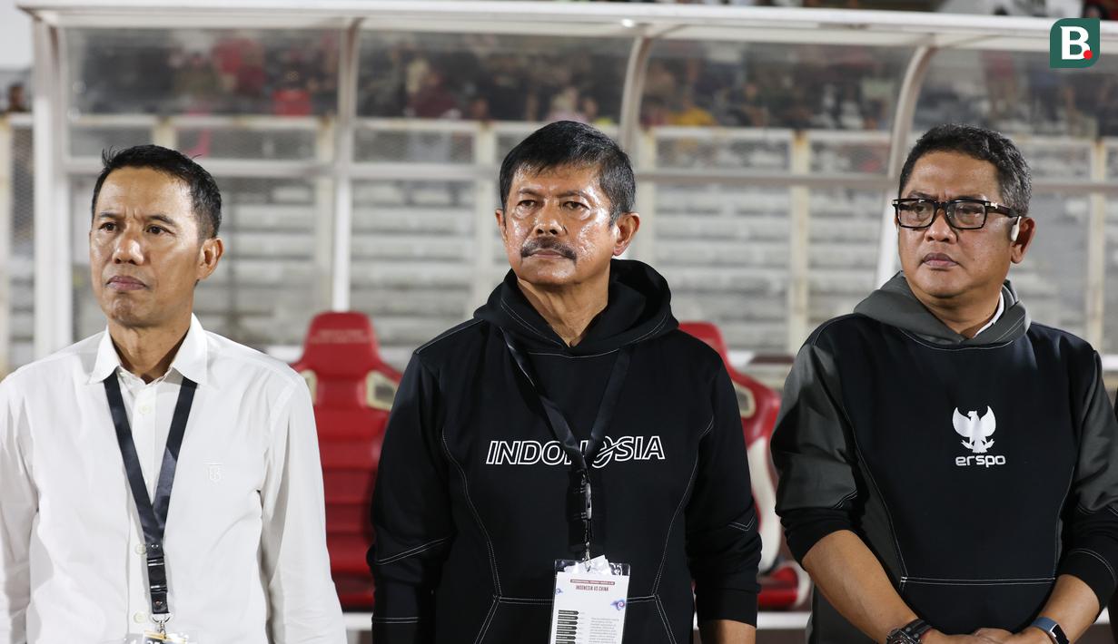 <p>Pelatih kepala Timnas Indonesia U-20, Indra Sjafri (tengah) didampingi Sekjen PSSI, Yunus Nusi (kiri) dan manajer tim, Endri Erawan jelang dimulainya laga kedua uji coba internasional menghadapi Timnas China U-20 di Stadion Madya Gelora Bung Karno, Senayan, Jakarta, Senin (25/3/2024). (Bola.com/Abdul Aziz)</p>