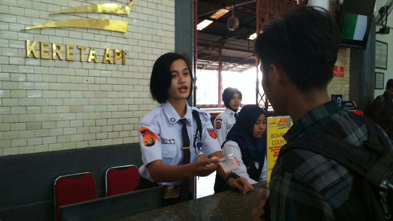 Sekuriti Cantik Siap Bantu Pemudik dari Stasiun Cirebon