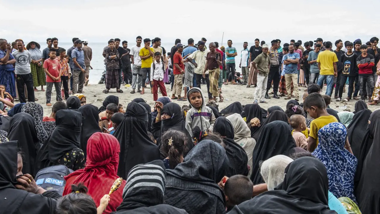 Aksi mahasiswa terjadi di salah satu lokasi penampungan pengungsi Rohingya di Aceh pada Rabu 27 Desember 2023. Demonstrasi dilangsungkan di Gedung Balee Meuseuraya Aceh (BMA), yang merupakan lokasi penempatan sebanyak 137 pengungsi Rohingya.