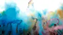 Sejumlah orang melempar bubuk berwarna saat merayakan akhir perlombaan Color Run 2018 di depan Menara Eiffel di Paris, Prancis (15/4). Acara lari 5 kilometer ini diakhiri dengan saling lempar bubuk berwarna antar peserta. (AP/Thibault Camus)