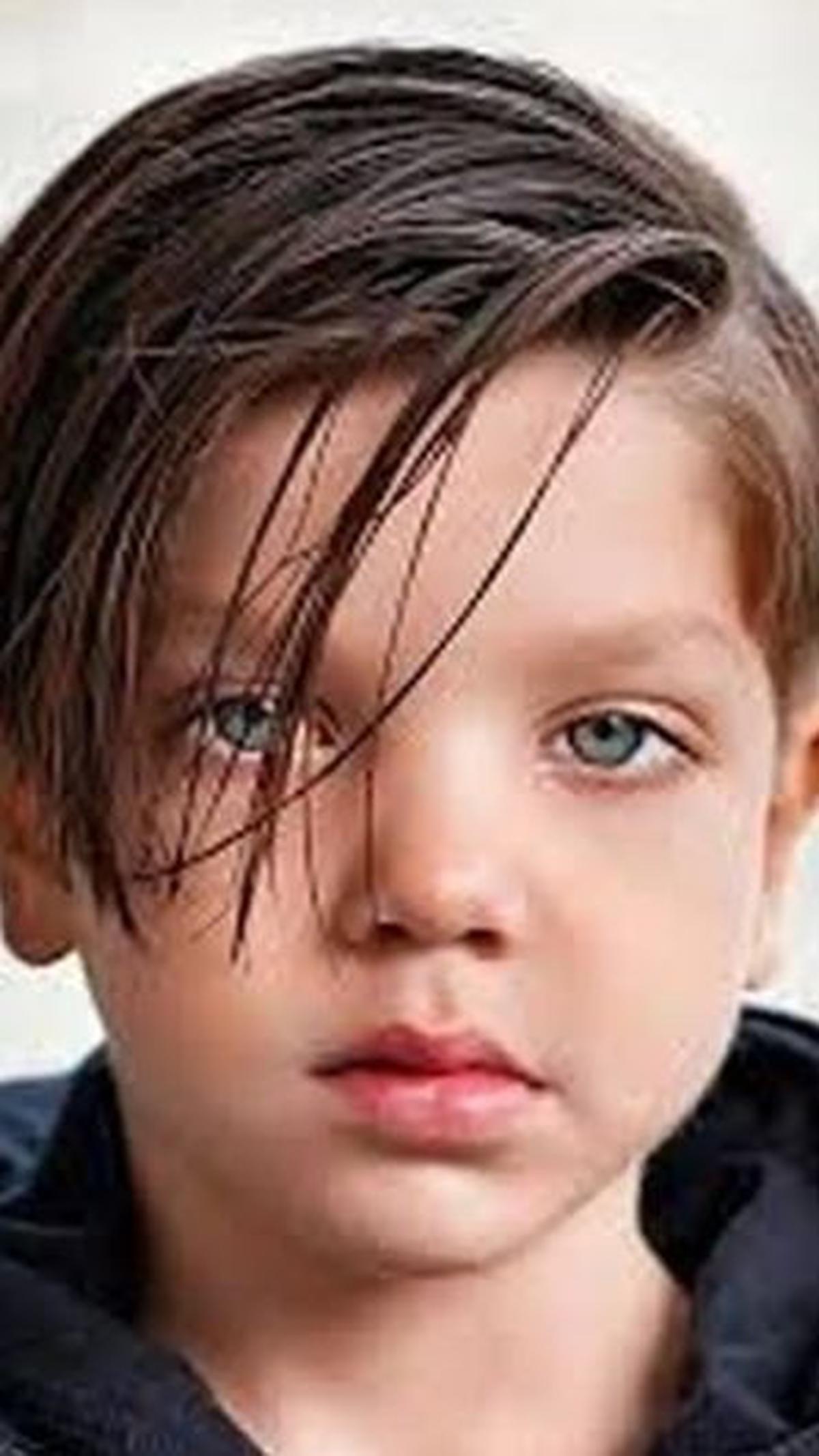 Model Rambut Anak Cowok Lucu: Side Swept Berponi