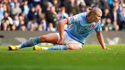 Pemain Manchester City Erling Haaland tergeletak di tanah setelah kehilangan peluang untuk mencetak gol ke gawang Brentford pada pertandingan sepak bola Liga Inggris di Etihad Stadium, Manchester, Inggris, 12 November 2022. Manchester City kalah 1-2 dari Brentford. (AP Photo/Dave Thompson)