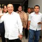 Ketua Umum Partai Golkar versi Munas Ancol, Agung Laksono (depan) bersiap mengikuti rapat internal di kantor DPP Partai Golkar, Jakarta, Kamis (22/10/2015). Rapat berlangsung tertutup. (Liputan6.com/Helmi Fithriansyah)