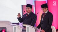 Capres dan Cawapres nomor urut 02 Prabowo Subianto-Sandiaga Uno saat Debat Capres Pilpres 2019 di Hotel Bidakara, Jakarta, Kamis (17/1). Debat perdana ini mengangkat tema hukum, hak asasi manusia, terorisme, dan korupsi. (Liputan6.com/Faizal Fanani)