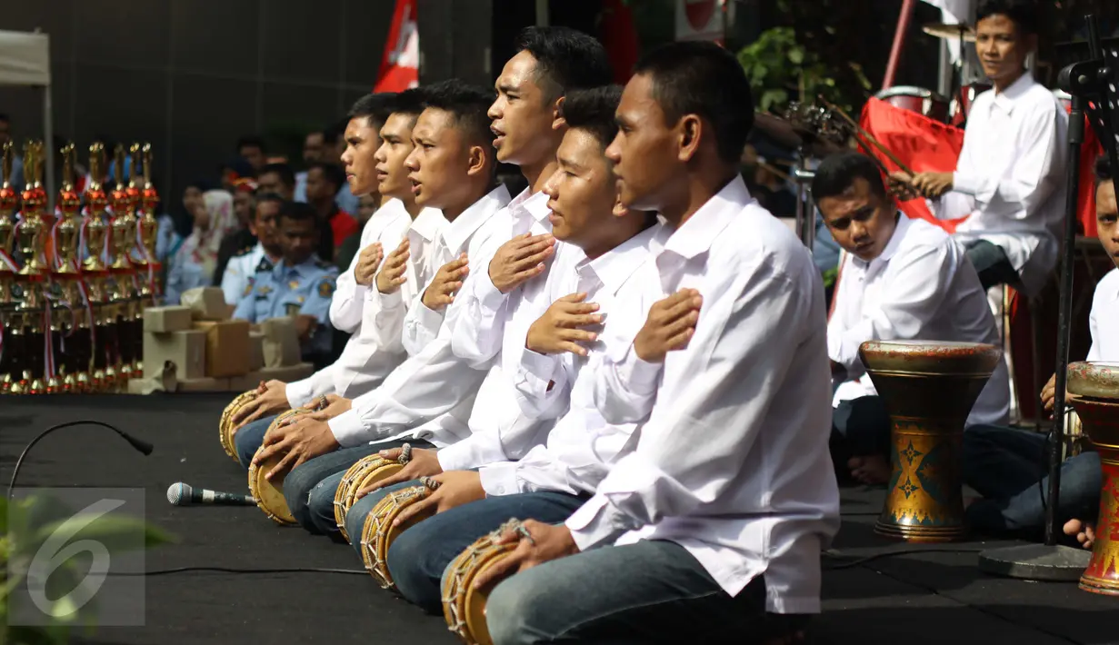 Sejumlah narapidana kelas I Cipinang melakukan pentas seni di halaman kantor Kemenkumham, Senin (17/8/2015). Sebanyak 1.938 orang narapidana korupsi mendapatkan remisi pada HUT RI ke-70. (Liputan6.com/Gempur M Surya)