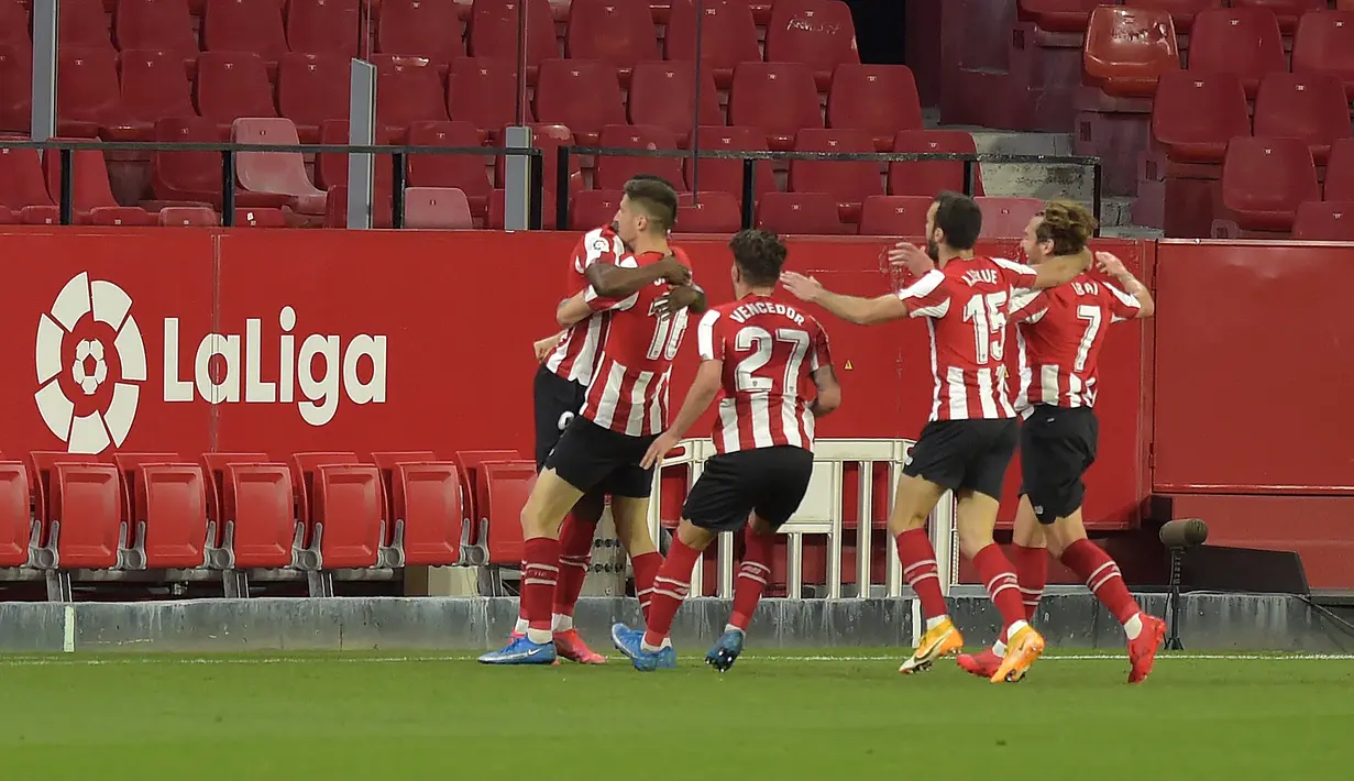 Penyerang Athletic Bilbao, Inaki Williams (kiri) berselebrasi bersama rekan satu timnya setelah mencetak gol ke gawang Sevilla pada pertandingan lanjutan La Liga Spanyol di stadion Ramon Sanchez Pizjuan di Seville, Selasa (4/5/2021). Atletico Bilbao menang atas Sevilla 1-0. (AFP/Cristina Quicler)