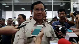 Ketua Umum Partai Gerindra Prabowo Subianto menjawab pertanyaan wartawan saat menyambangi Kompleks Parlemen, Jakarta, Rabu, (16/5). Prabowo menyebut pihaknya akan membahas langkah-langkah yang dapat dilakukan terkait terorisme. (Liputan6.com/JohanTallo)