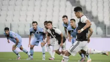 Cristiano Ronaldo melepaskan tendangan penalti saat Juventus mengalahkan Lazio 2-1 pada pekan ke-34 Liga Italia di Allianz Stadium, Selasa (21/7/2020) dini hari WIB.(Marco Alpozzi/LaPresse via AP)