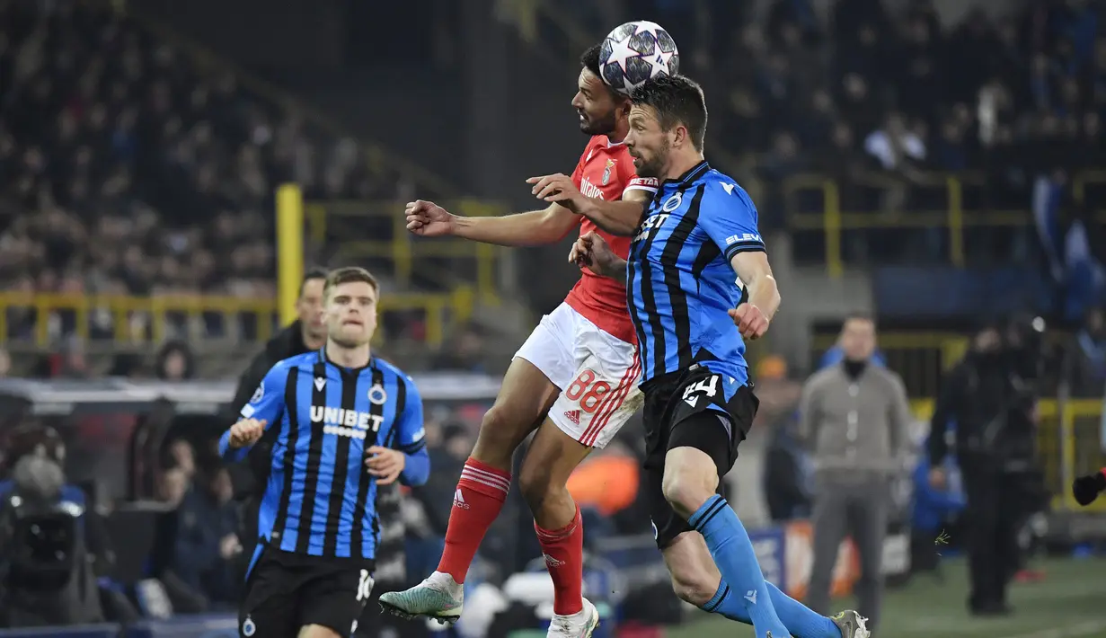 Bek Club Brugge, Brandon Mechele (kanan) berduel udara dengan striker Benfica, Goncalo Ramos dalam laga leg pertama babak 16 besar Liga Champions 2022/2023 di Jan Breydel Stadium, Bruges, Belgia, Kamis (16/2/2023) dini hari WIB. (AP Photo/Geert Vanden Wijngaert)