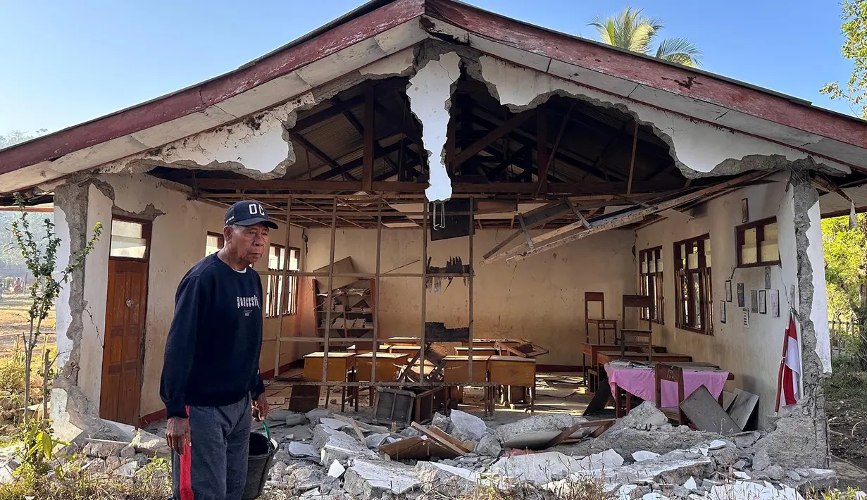 Seorang pria berjalan melewati sekolah yang rusak akibat gempa di Satar Punda, provinsi Nusa Tenggara Timur, Indonesia, Selasa, 18 Agustus 2026. (AP Photo/Firdia Lisnawati)