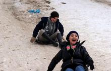 FOTO: Musim Dingin Putihkan Iran, Beginilah Potret Kegembiraan Warga Teheran yang Betah Habiskan Waktu Main Salju di Luar Rumah