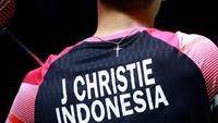 Tunggal putra Indonesia, Jonatan Christie, memakai kalung saat melawan Chico Aura Dwi Wardoyo pada partai final tunggal putra Indonesia Masters 2023 di Istora Gelora Bung Karno, Senayan, Jakarta, Minggu (29/1/2023). Jojo sukses mengunci gelar juara setelah menaklukkan Chico dua game langsung dengan skor 21-15, 21-13. (Bola.com/M Iqbal Ichsan)