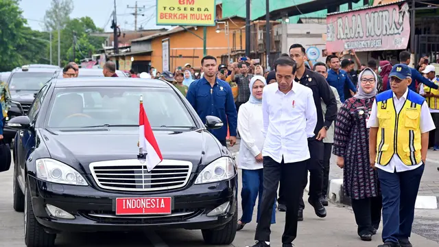 Presiden Joko Widodo (Jokowi) meninjau perbaikan meninjau ruas Jalan Surakarta-Gemolong (Sragen)-Purwodadi di Desa Ngandul, Kabupaten Sragen.