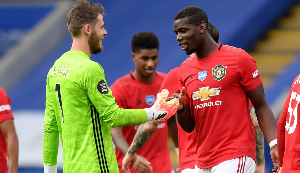 Kiper Manchester United, David de Gea berselebrasi dengan gelandang timnya, Paul Pogba pada akhir partai pamungkas Liga Inggris menghadapi Leicester City di Stadion King Power, Minggu (26/7/2020). MU lolos ke Liga Champions musim depan usai mengalahkan Leicester City 2-0. (Michael Regan/Pool via AP)