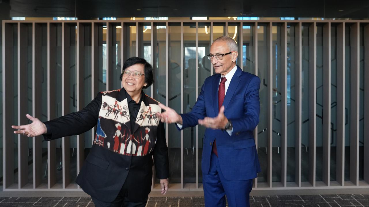 Menteri LHK Siti Nurbaya bakar mengadakan pertemuan bilateral dengan John Podesta, Penasehat Senior Presiden Amerika Serikat (AS) Untuk Kebijakan Perubahan Iklim Internasional (Senior Advisor to the President on International Climate Policy/SPEC)
