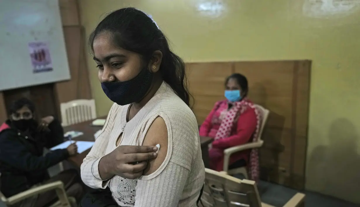 Seorang remaja pergi setelah disuntik vaksin COVID-19 di sebuah sekolah pemerintah, di New Delhi, Senin (3/1/2022). India mulai memvaksinasi remaja usia 15-18 tahun saat banyak negara bagian memberlakukan pembatasan ketat untuk menahan lonjakan kasus omicron. (AP Photo /Manish Swarup)