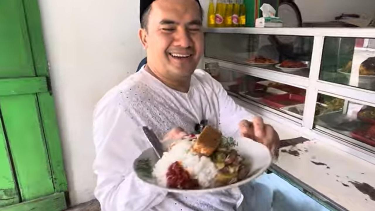 Saipul Jamil kemudian memilih menu makanan yang disukainya dari warteg tersebut. Saipul Jamil memilih makan dengan cumi, tempe dan toge.&nbsp;<br>