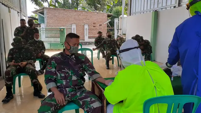 Beberapa prajurit anggota program TMMD ke 108 di Desa Wanakerta, Garut, Jawa Barat, melangsungkan rapid test untuk memastikan kesehatan mereka dari ancaman Covid-19.