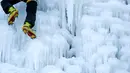 Seorang pria memanjat dinding tebing es buatan di Liberec, Republik Ceko, Kamis (1/3). Medannya yang licin membuat sejumlah pecinta panjat tebing tertantang nyalinya. (AP Photo/Petr David Josek)