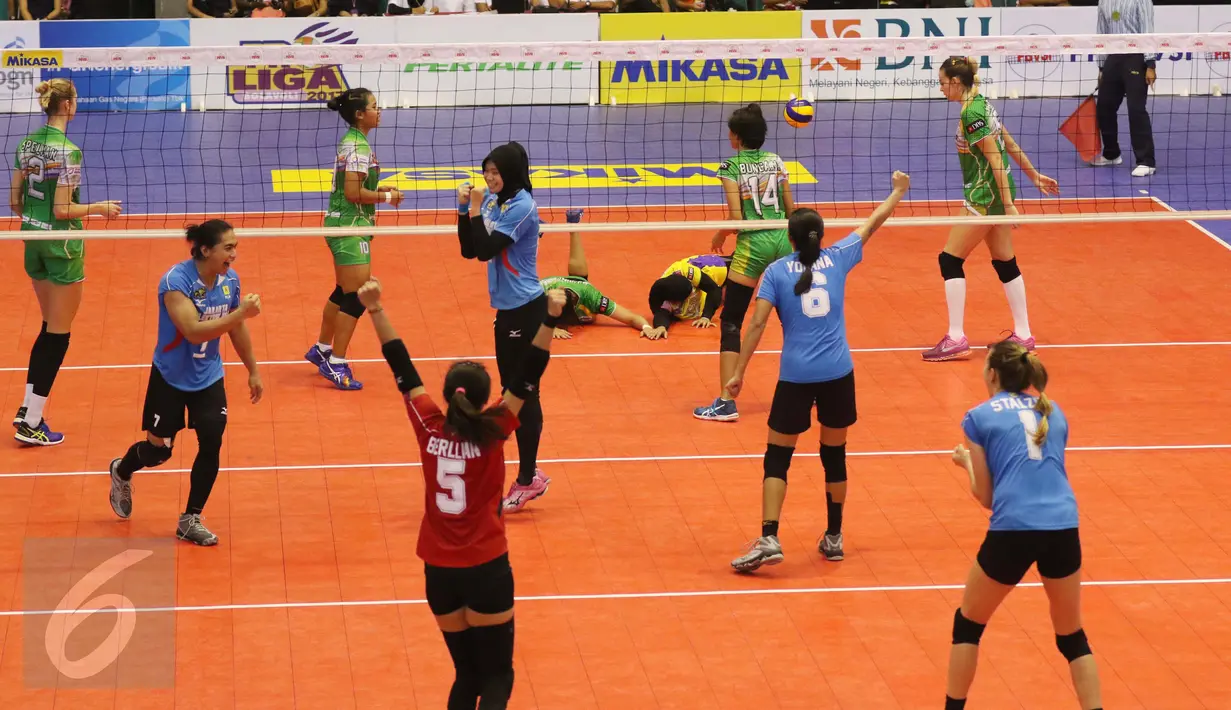 Selebrasi pemain Jakarta Elektrik PLN usai berhasil mencetak angka dari tim voli putri Gresik Petrokimia pada pertandingan Final Four Putaran Pertama Proliga 2017 di Gor Sritex Arena, Solo, Jawa Tengah, Sabtu (8/4). (Liputan6.com/Gempur M. Surya)
