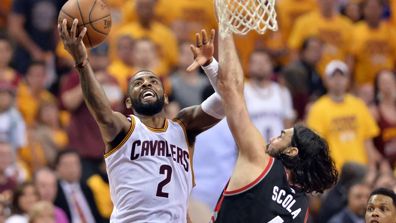 LeBron James memasukkan bola ke ring Raptors