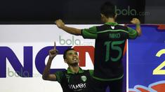 Ekspresi pemain Vamos, Ilham Ramadhyan, setelah mencetak gol ke gawang Antam dalam laga Seri III Grup B Wilayah Timur Pro Futsal League 2016 di GOR 17 Desember, Mataram, NTB, Minggu (13/3/2016). Vamos Mataram menang 12-6. (Bola.com/Arief Bagus)