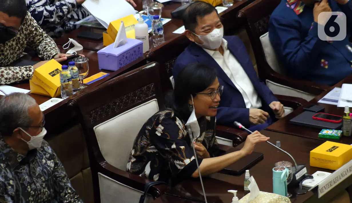 Menteri Keuangan Sri Mulyani (tengah) bersama Menteri PPN/Kepala Bappenas Suharso Monoarfa (kanan) saat rapat kerja dengan Komisi XI DPR di Jakarta, Rabu (8/6/2022). Rapat tersebut terkait pengambilan keputusan mengenai asumsi dasar dalam pembicaraan pendahuluan RAPBN Tahun Anggaran 2023. (Liputan6.com/Angga Yuniar)