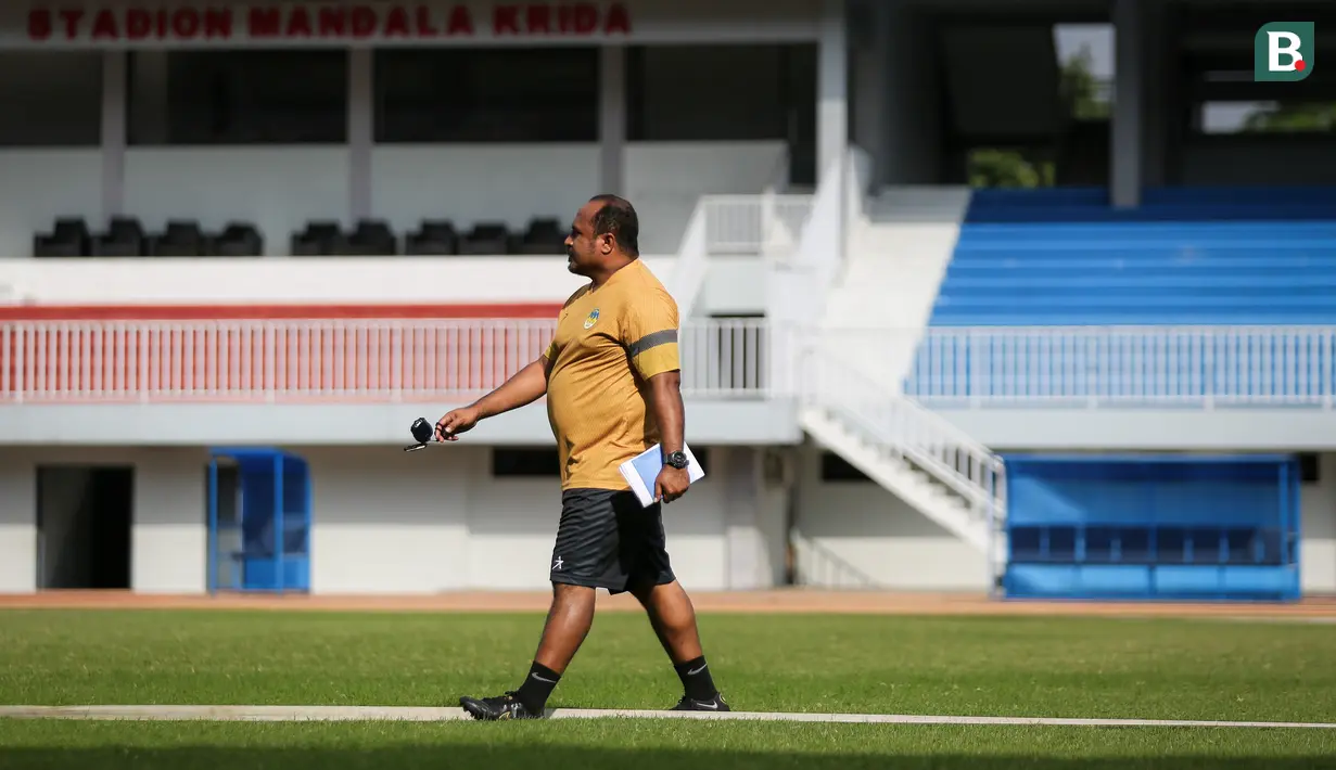 Meski baru menukangi klub Liga 2, Coach Imran megaku bahwa tekanan di liga Indonesia itu sama-sama tinggi. Apalagi dengan PSIM Yogyakarta yang memiliki basis supoter yang kuat. (Bola.com/Bagaskara Lazuardi)