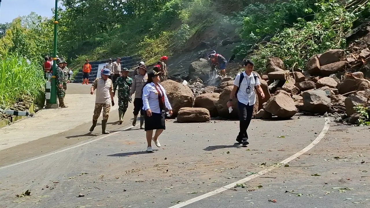 Longsor di  jalur Tanjakan Clongop, Kabupaten Gunungkidul.