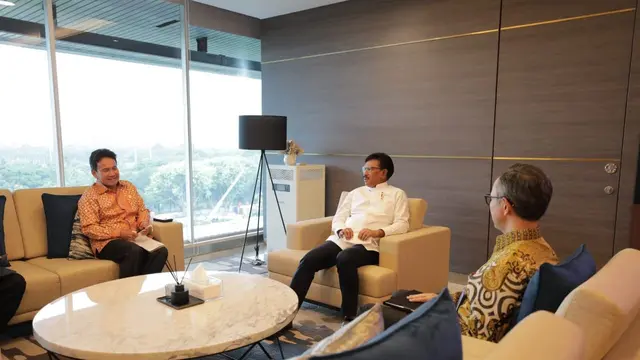 Ketua Dewan Komisioner OJK Mahendra Siregar dan Wakil Ketua Dewan Komisioner OJK Mirza Adityaswara bertemu Menteri Komunikasi dan Informatika (Menkominfo) RI Johnny G. Plate. (Dok OJK)