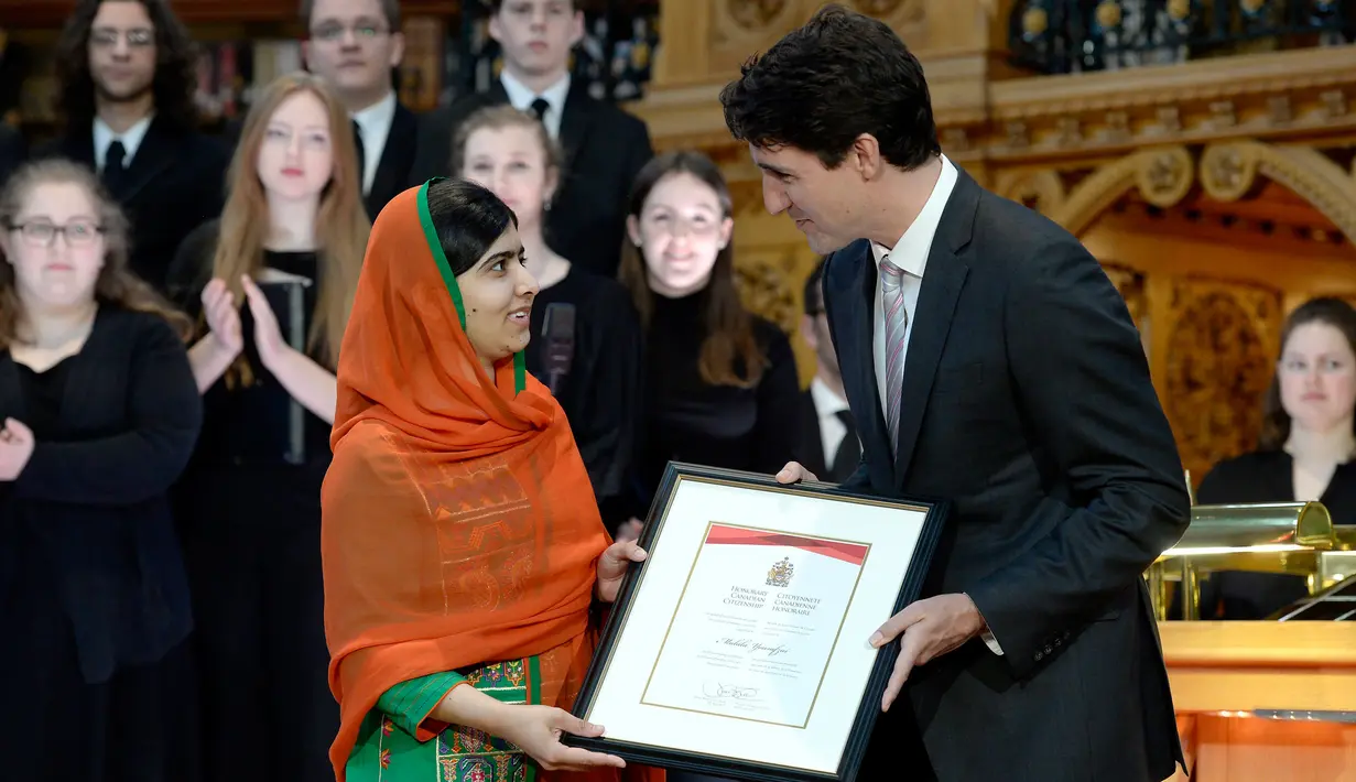 Aktivis HAM, Malala Yousafzai menerima sertifikat warga negara kehormatan dari PM Kanada, Justin Trudeau di Ottawa, Rabu (12/4). Malala menjadi orang termuda dan orang keenam penerima anugerah itu dari Kanada. (Justin Tang/The Canadian Press via AP)