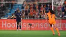 Kiper Timnas Indonesia, Laita Roati Masykuroh memberikan instruksi kepada rekannya saat laga uji coba melawan Timnas Belanda yang berlangsung di Stadion Devijverberg, Doetinchem, Belanda, Sabtu (26/10/2024) WIB. (Dok. PSSI)