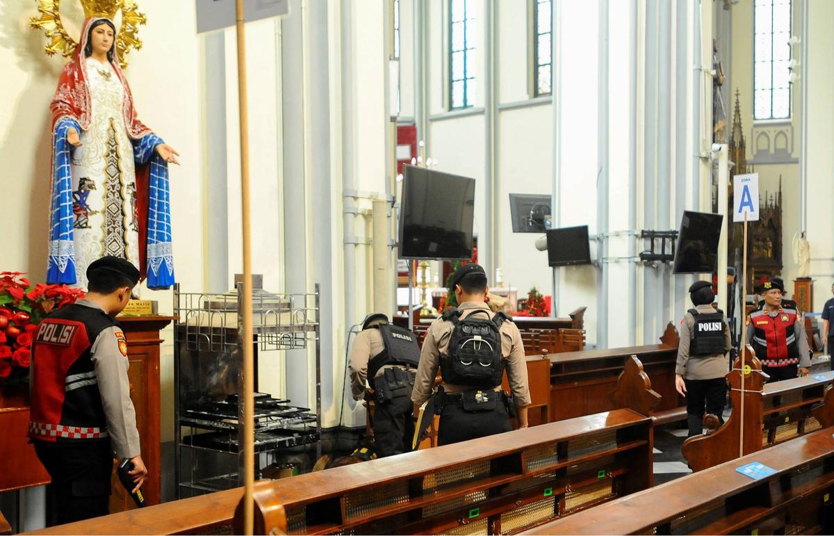 Pengamanan ketat Gereja Katedral Jakarta jelang Natal