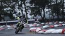 Natthapat Suksanwatt, pebalap asal Thailand berakselerasi pada ajang FIM Asia Supermoto 2016 di Kompleks Stadion Kanjuruhan, Malang, Sabtu (8/10/2016) (Bola.com/Reza Bachtiar)