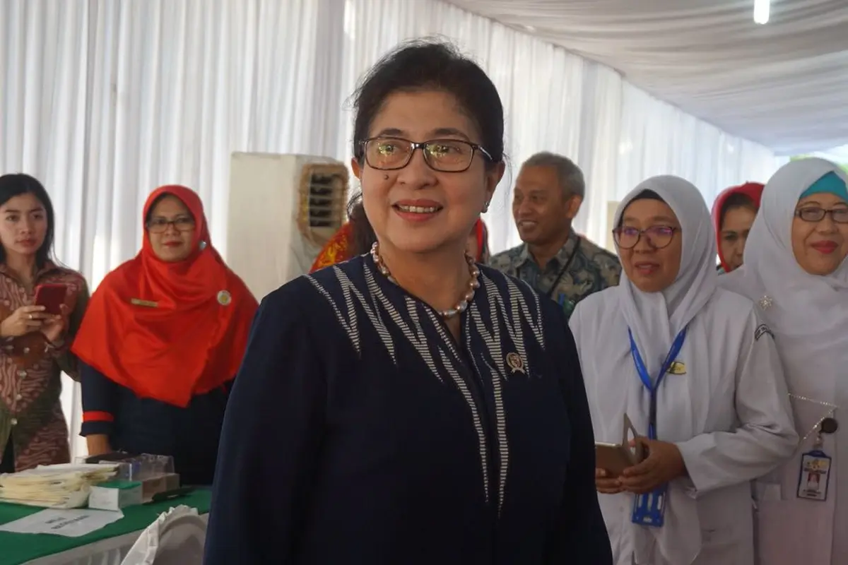Menkes tinjau stand pemeriksaan jantung saat Hari Pers Nasional di Padang (Sumber : Biro Komunikasi dan Pelayanan Masyarakat Kemenkes RI)