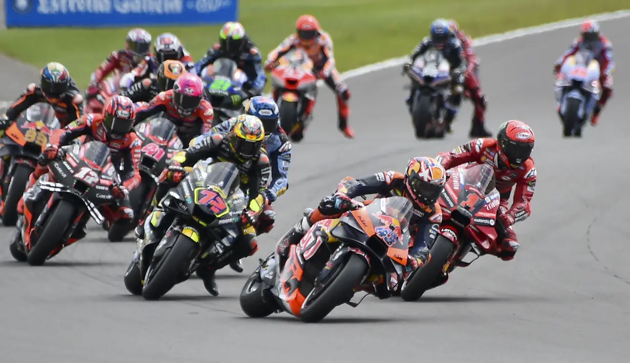 Suasana balapan MotoGP Inggris di Sirkuit Silverstone, Minggu (06/08/2023). Aleix Espargaro sukses memenangkan balapan dengan catatan waktu 40 menit 40.367 detik. (AP Photo/Rui Vieira)