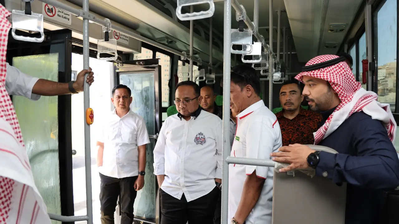 Pastikan Perjalanan Haji Ramah Disabilitas, Menag Yaqut Cek Kesiapan Aksesibilitas Bus Salawat dan Antar Kota