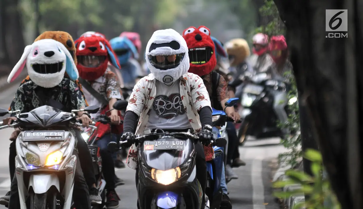Sejumlah anggota dari komunitas Elmo And Friends berkonvoi menggunakan sepeda motor di kawasan Menteng, Jakarta, Minggu (11/11). Aksi konvoi bertujuan mensosialisasikan kepada anak-anak untuk memakai helm sejak dini. (Merdeka.com/ Iqbal S. Nugroho)