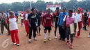 Panglima TNI Jenderal TNI Gatot Nurmantyo (tengah) meninggalkan lapangan seusai mengikuti pertandingan eksebisi antara tim Eksekutif TNI vs PS Pemred di lapangan Mabes TNI Cilangkap, Jakarta, Jumat (21/10). (Liputan6.com/Gempur M Surya)