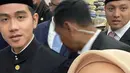 Kali ini, Melly menjatuhkan pilihannya pada kebaya janggan berwarna baby blue. Warna yang lekat dengan kampanye Prabowo sekaligus jadi tema dresscode partainya.  [@melly_goeslaw].