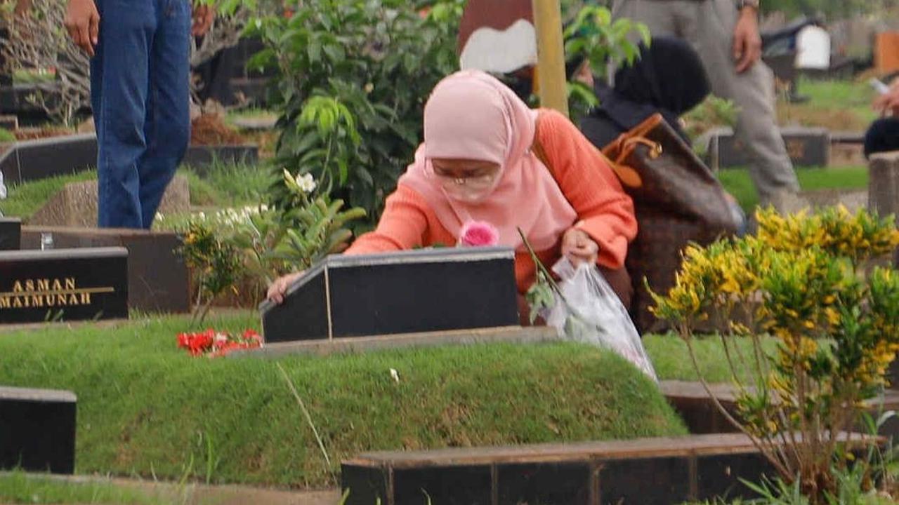 FOTO: Tradisi Ziarah Kubur Jelang Ramadan, TPU Karet Bivak Ramai Didatangi Warga