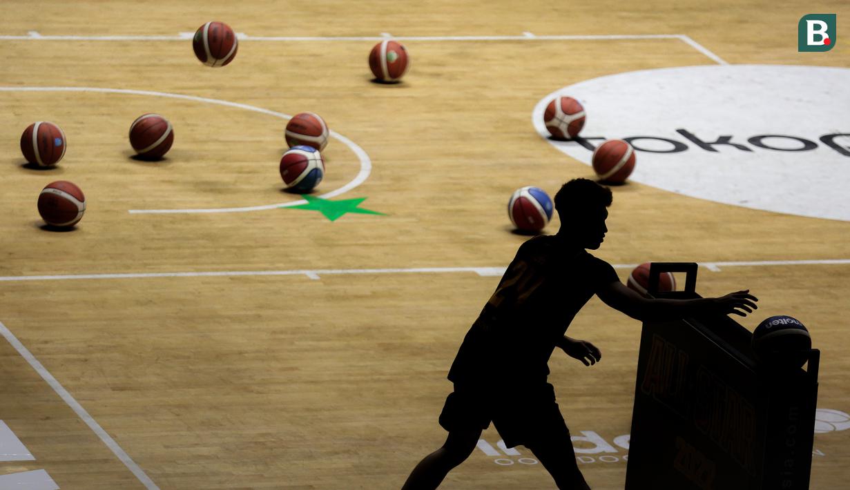 Indra Muhammad beraksi saat IBL All Star 2022 Three Points Contest di Hall Basket GBK, Senayan, Kamis (31/03/2022). (Bola.com/Bagaskara Lazuardi)