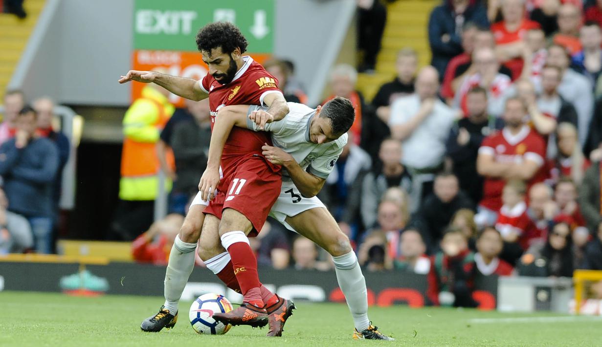 Gelandang Liverpool, Mohamed Salah, berebut bola dengan bek Manchester United, Matteo Darmian, pada laga Premier League di Stadion Anfield, Sabtu (14/10/2017). Liverpool bermain imbang 0-0 dengan Manchester United. (AP/Rui Vieira)