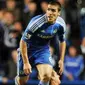 Duel antara gelanang Chelsea asal Spanyol Oriol Romeu (kiri) dan gelandang Wolverhampton Wanderers Matthew Jarvis (bawah) di laga lanjutan EPL di Stamford Bridge, 26 November 2011. AFP PHOTO / BEN STANSALL