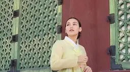 Tak hanya penampilan, paras cantik Ayu Ting Ting itu juga ramai pujian warganet. Banyak yang memuji jika penampilan Ayu Ting Ting di unggahan tersebut sudah mirip dengan warga lokal setempat.
(Liputan6.com/IG/@ayutingting92)