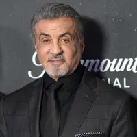 Sylvester Stallone berpose saat menghadiri pemutaran perdana Paramount+ "Tulsa King" di Regal Union Square di New York pada Rabu, 9 November 2022. Rambutnya yang beruban disisir ke kiri, dan janggut abu-abunya dipangkas rapi di atas rahangnya yang kuat. (Photo by Charles Sykes/Invision/AP)