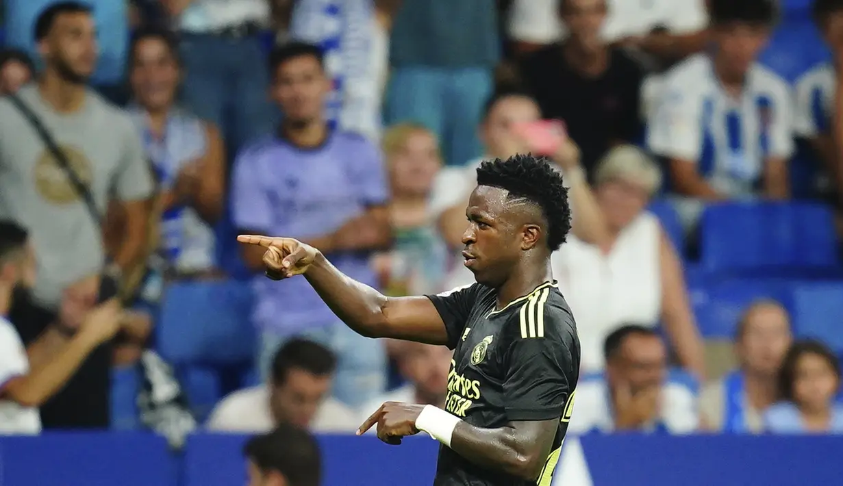 Penyerang Real Madrid, Vinicius Junior berselebrasi usai mencetak gol ke gawang Espanyol pada pertandingan lanjutan La Liga Spanyol di stadion Camp Nou di Barcelona, Spanyol, Senin (29/8/2022). Benzema mencetak dua gol dan mengantar Madrid menang atas Espanyol 3-1. (AP Photo/Joan Mateu Parra)