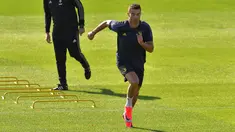 Penyerang Juventus, Cristiano Ronaldo berlari saat latihan di pusat pelatihan Juventus Continassa di Turin (22/10). Juventus akan bertanding melawan Manchester United pada lanjutan grup H Liga Champions di Old Trafford. (AFP Photo/Marco Bertorello)