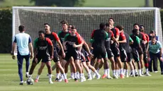 Para pemain Arsenal mengambil bagian dalam sesi latihan di pusat Pelatihan Arsenal di Colney, utara London, pada 28 April 2025. (Adrian DENNIS/AFP)