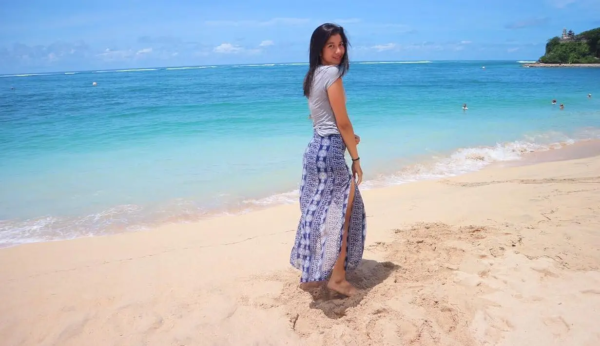 Tiga dara cantik keluarga Marino ini memang tampak memiliki gaya yang sederhana. Dibalik kesederhanaannya itu mereka tetap memancarkan aura cantik yang luar biasa. Putri, Sitha dan Selly, sekilas seperti kembar tiga. (Instagram)